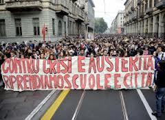 Studenti in piazza contro l 'austerity che colpisce la scuola e i saperi